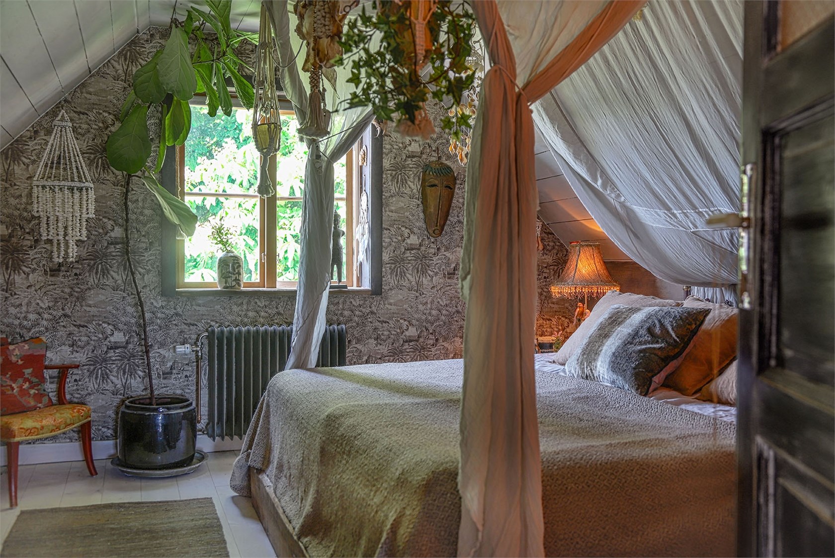 chambre mansardée papier-peint et lit baldaquin chambre mansardée papier-peint et lit baldaquin