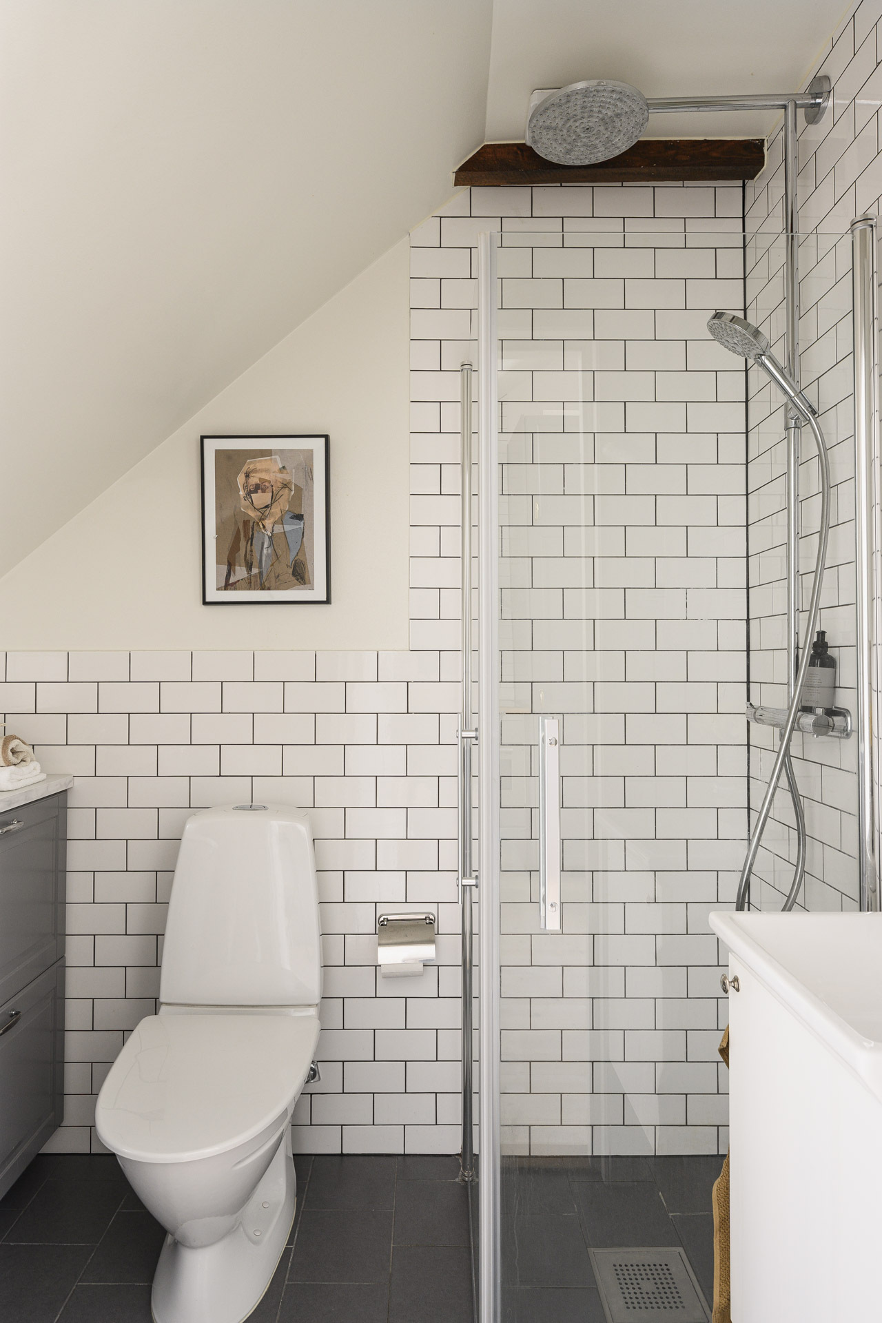 salle de bain blanche décoration scandinave studio mansardé 24m2 avec mezzanine
