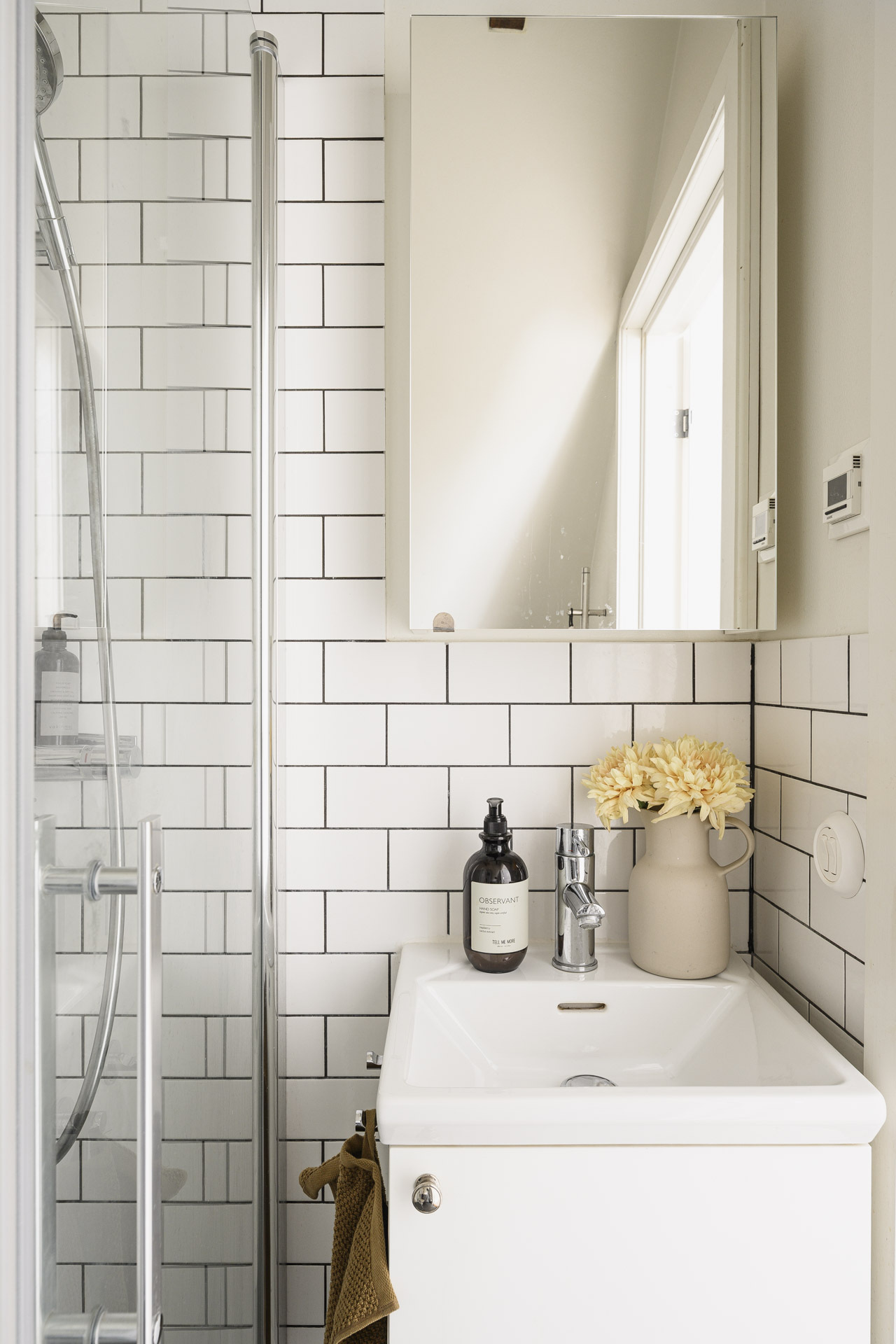 salle de bain blanche décoration scandinave studio mansardé 24m2 avec mezzanine