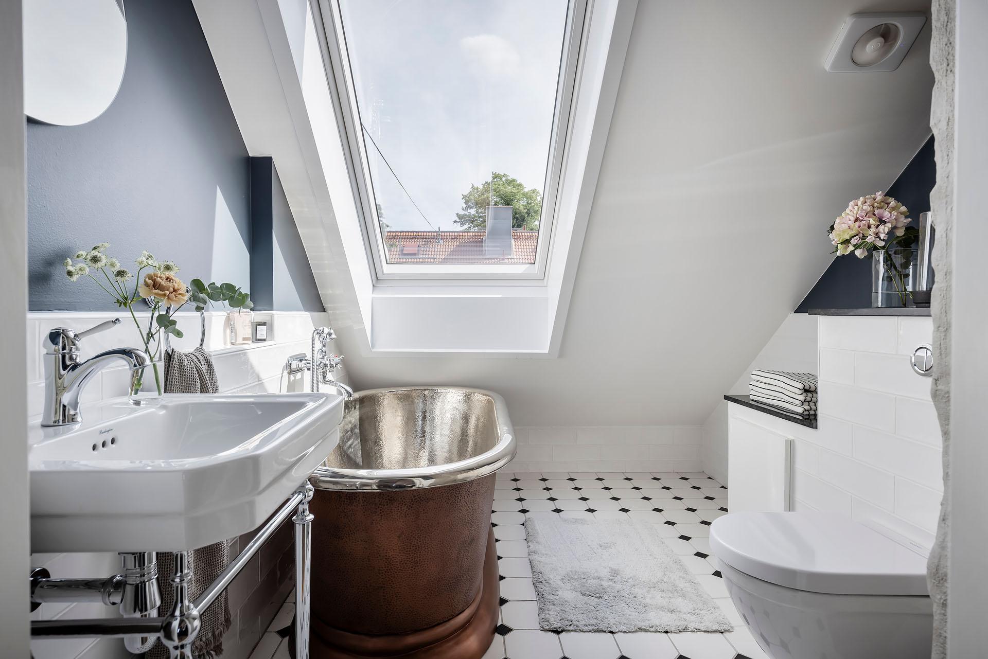 salle de bain mansardée avec baignoire cuivre rétro