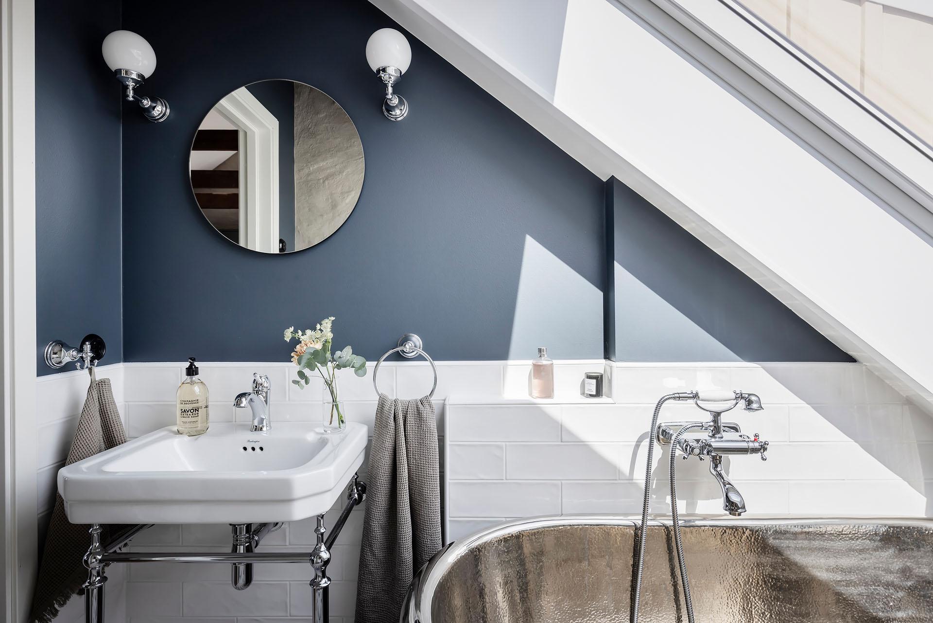 salle de bain mansardée avec baignoire cuivre rétro