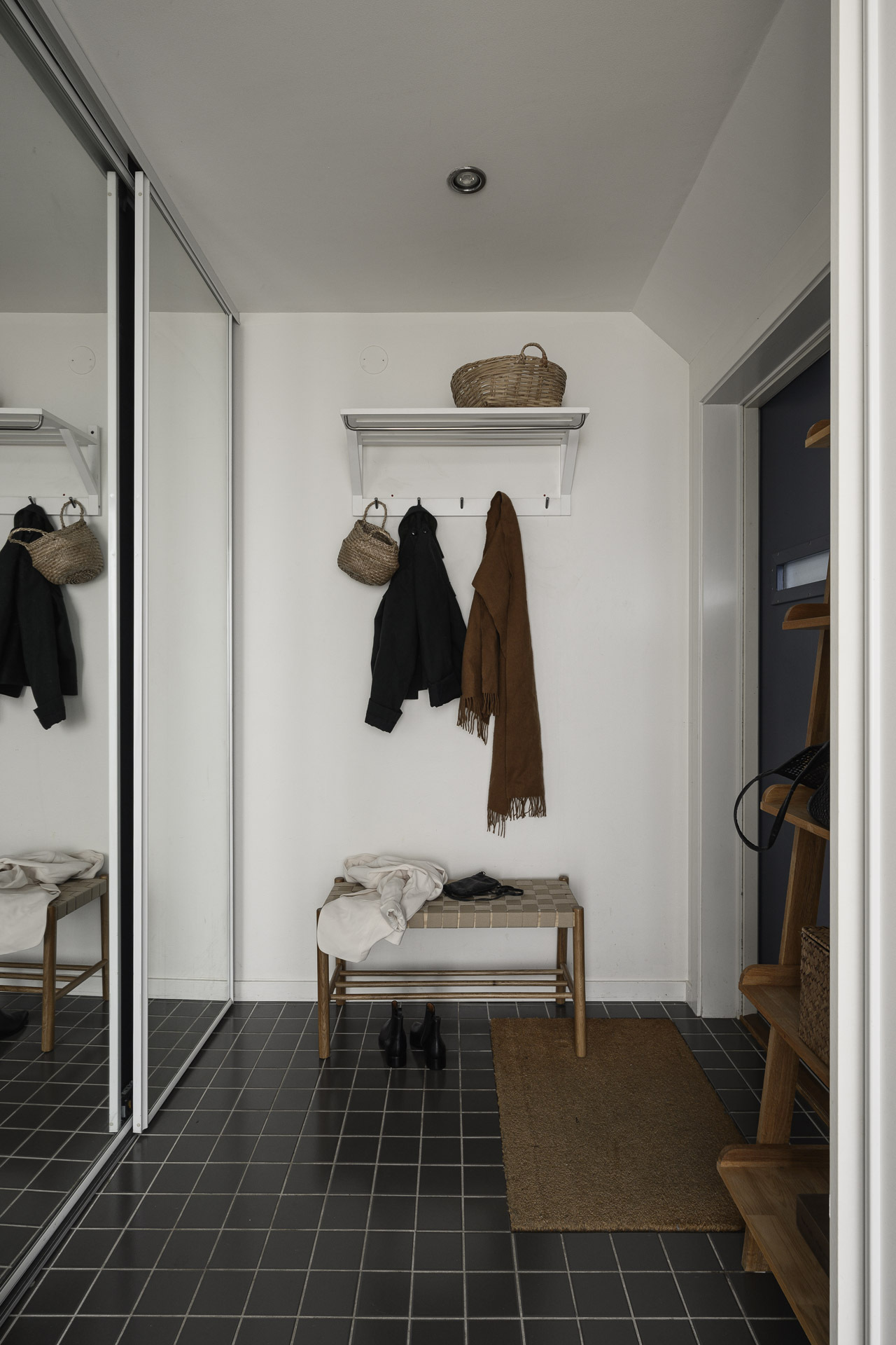 entrée carrelage gris placard miroir