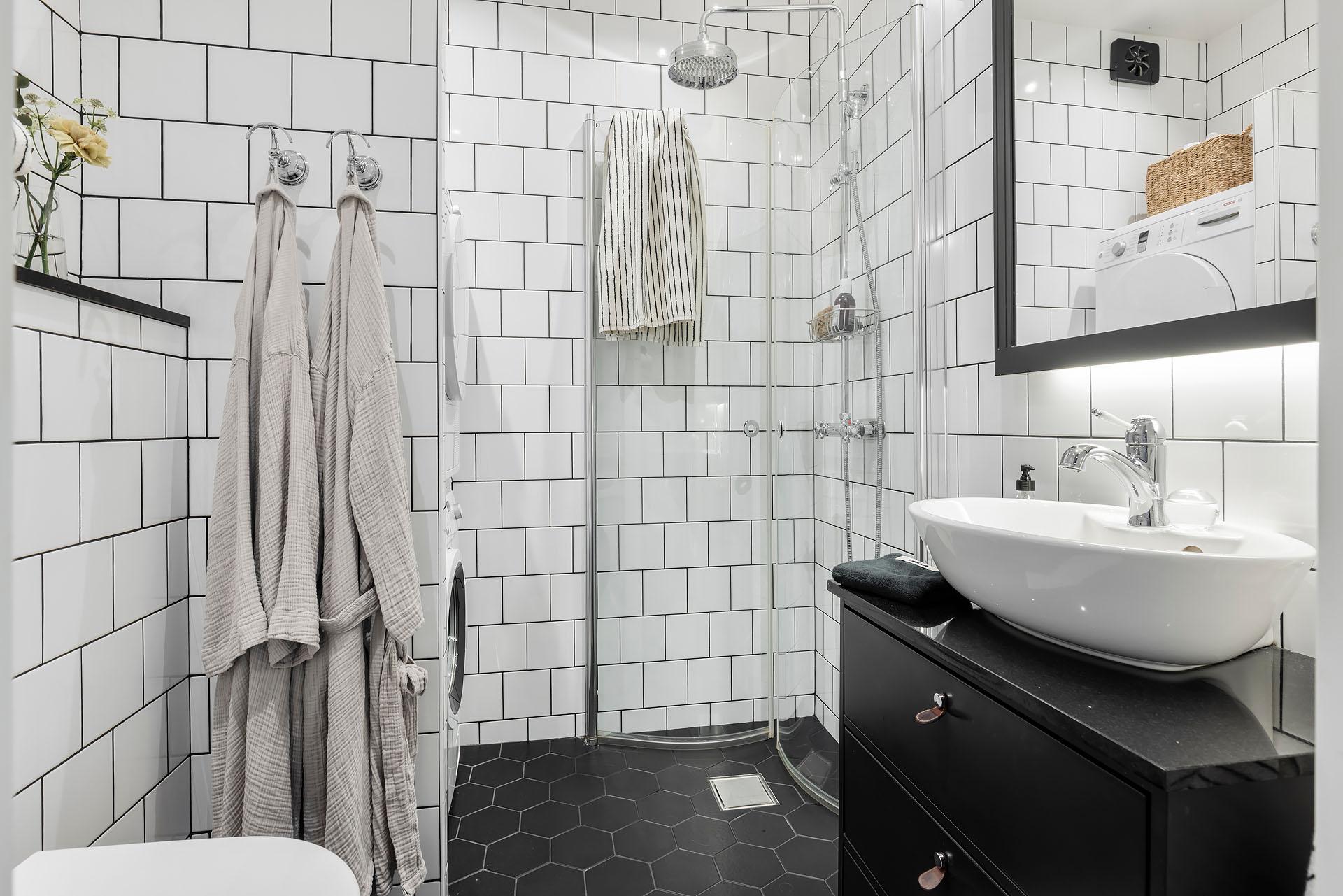 salle de bain blanche et noire