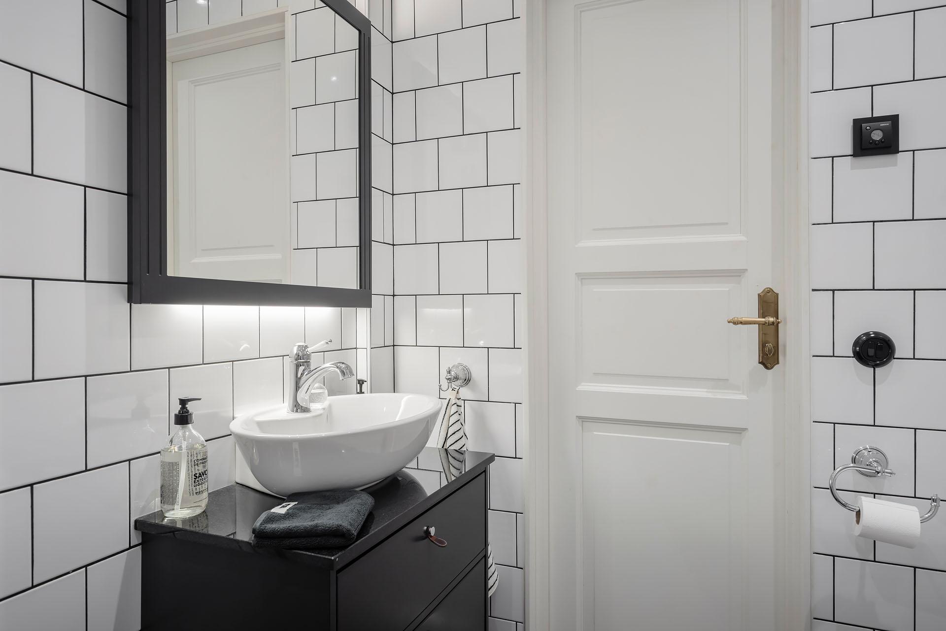 salle de bain blanche et noire