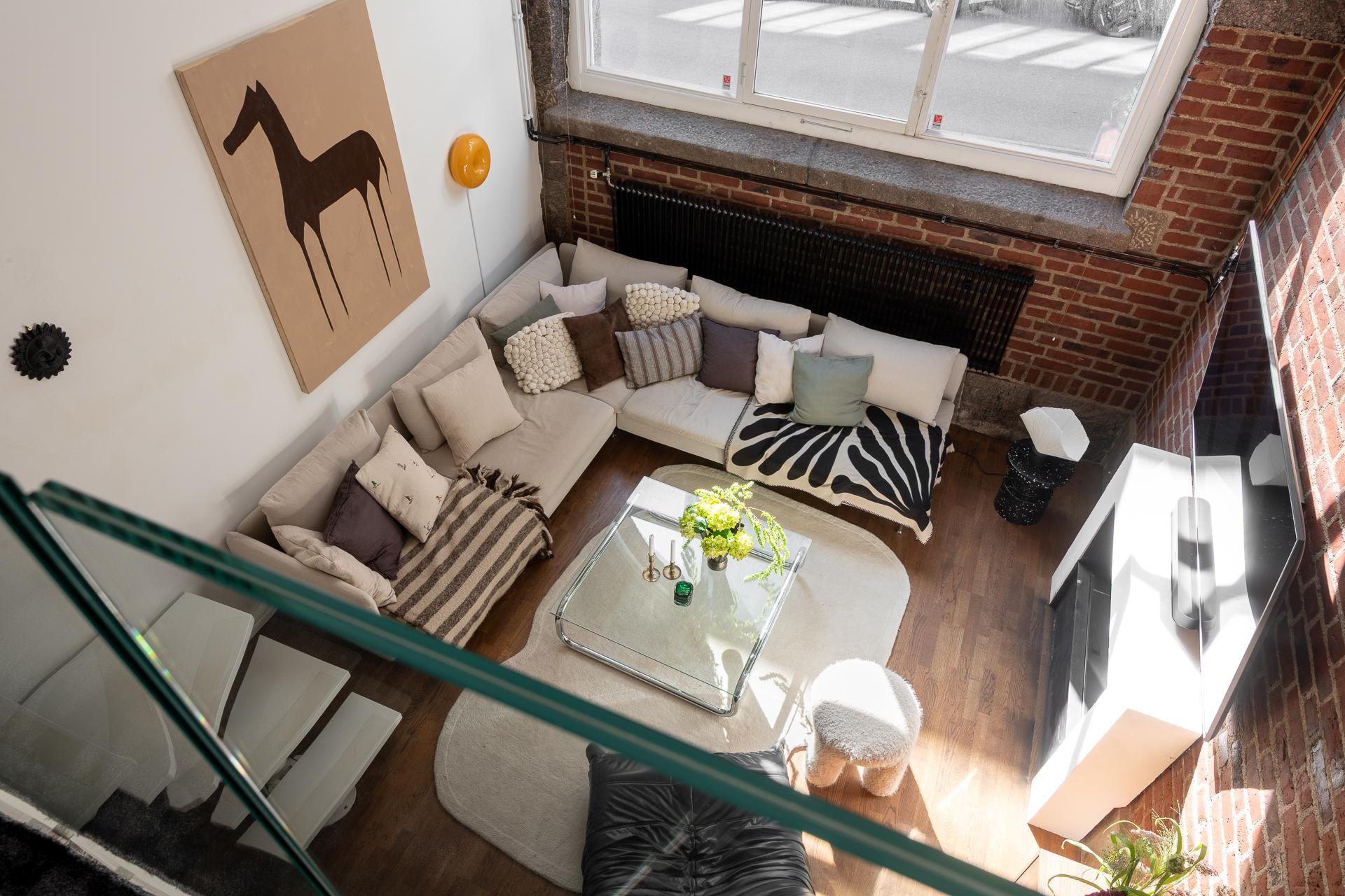 salon murs de briques et fenêtre cintrée appartement en duplex de 65m2 décoration scandinave