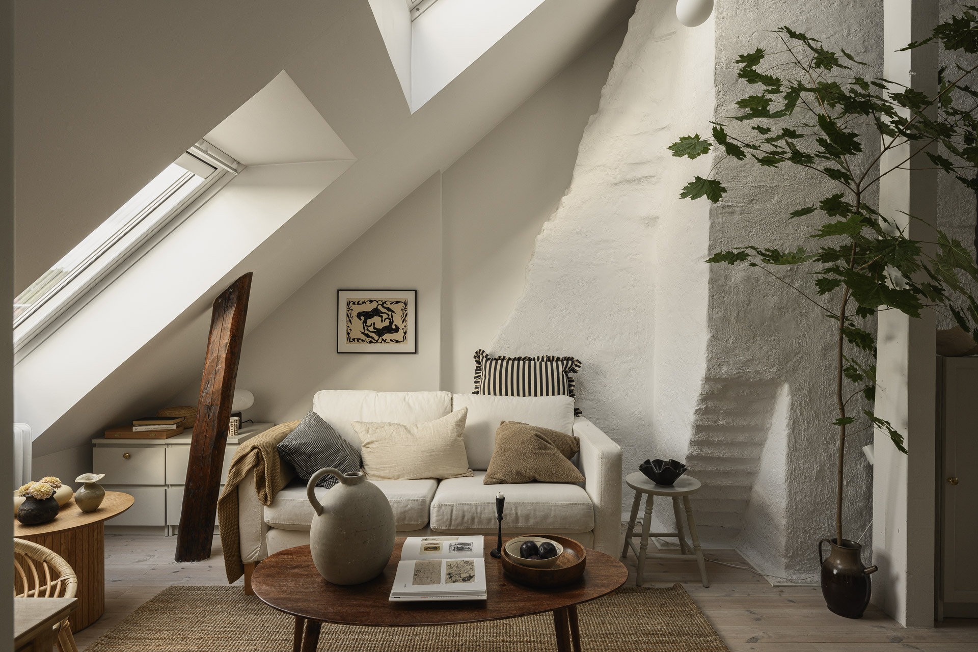 salon avec velux décoration scandinave studio mansardé 24m2 avec mezzanine