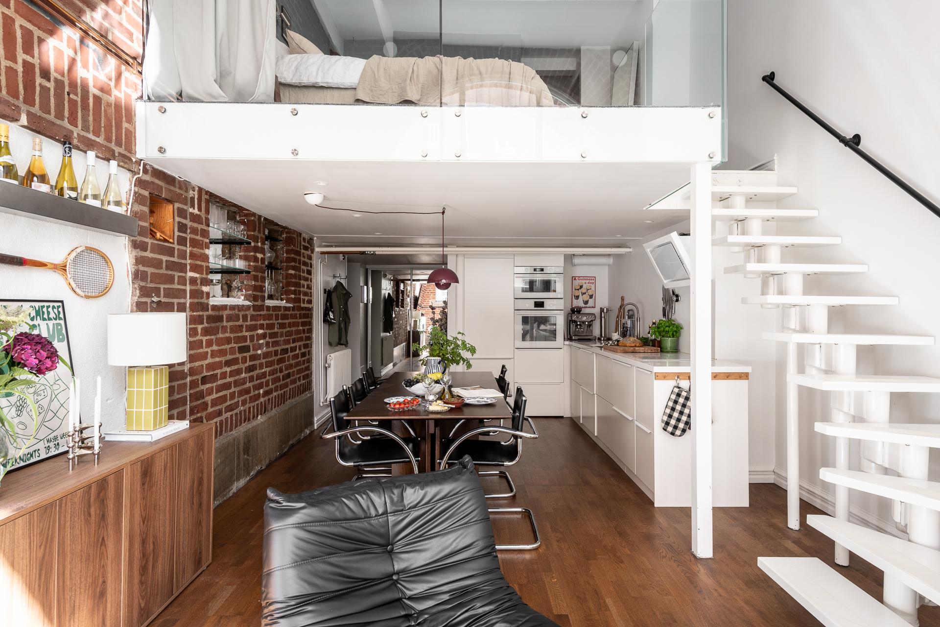 salon murs de briques et mezzanine appartement en duplex de 65m2 décoration scandinave