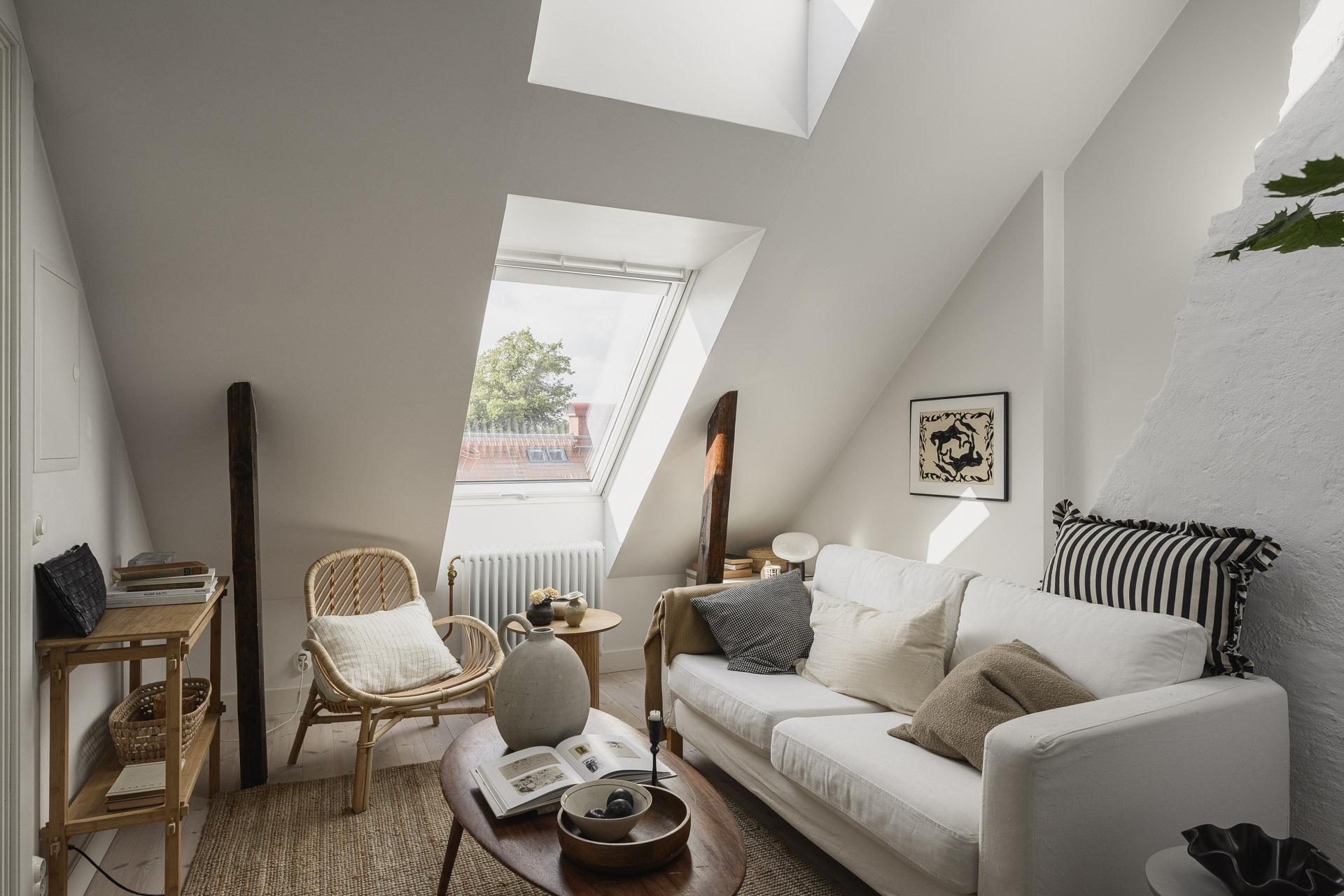 salon avec velux décoration scandinave studio mansardé 24m2 avec mezzanine