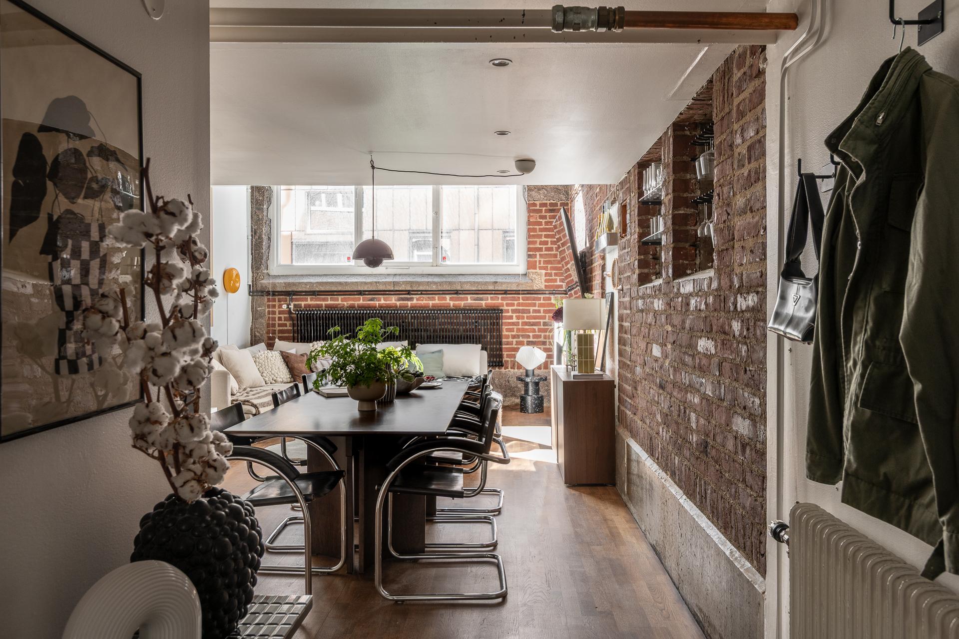 salle à manger et salon murs de briques et fenêtre cintrée appartement en duplex de 65m2 décoration scandinave