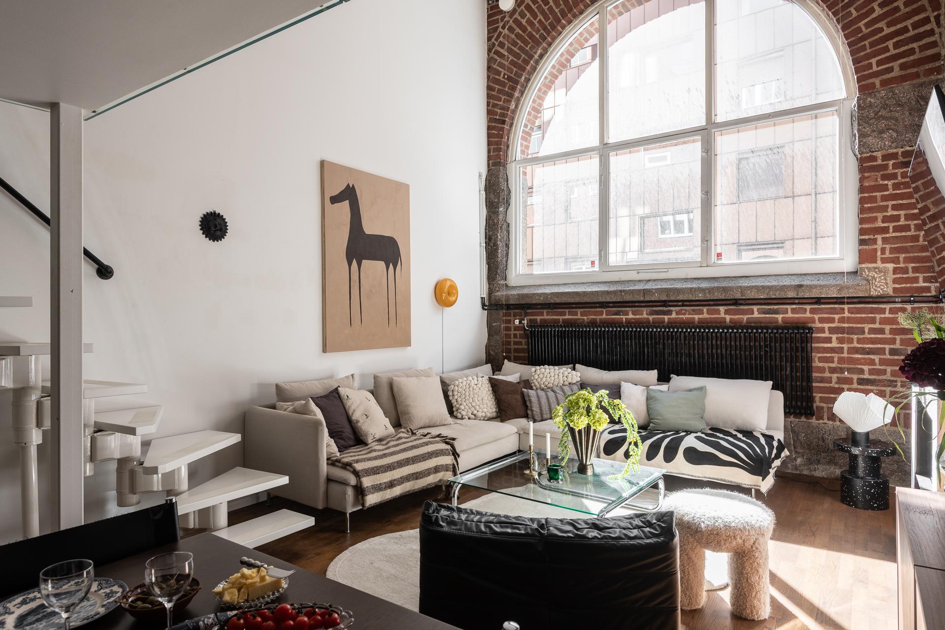 salon murs de briques et fenêtre cintrée appartement en duplex de 65m2 décoration scandinave