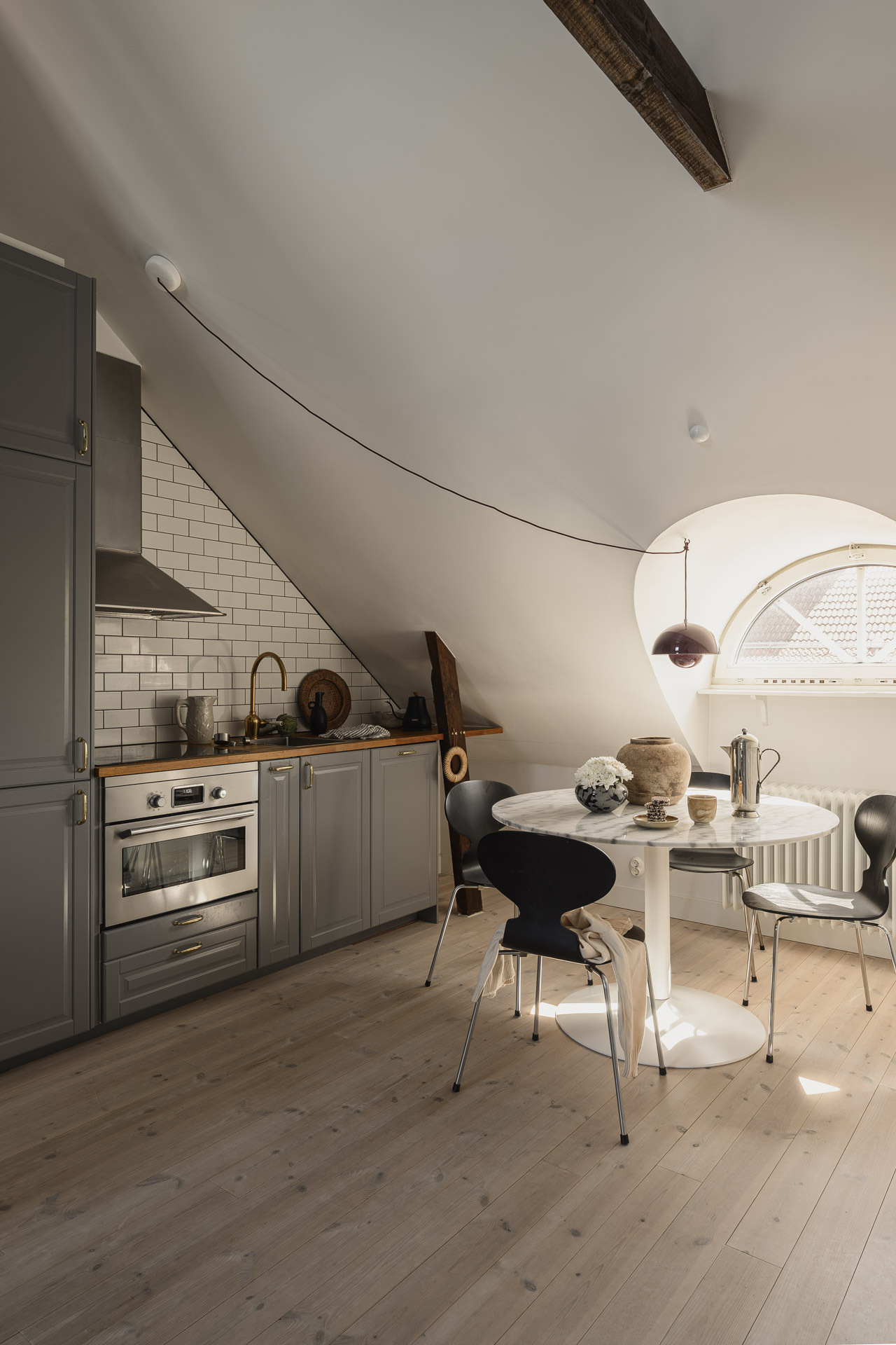 cuisine grise décoration scandinave studio mansardé 24m2 avec mezzanine