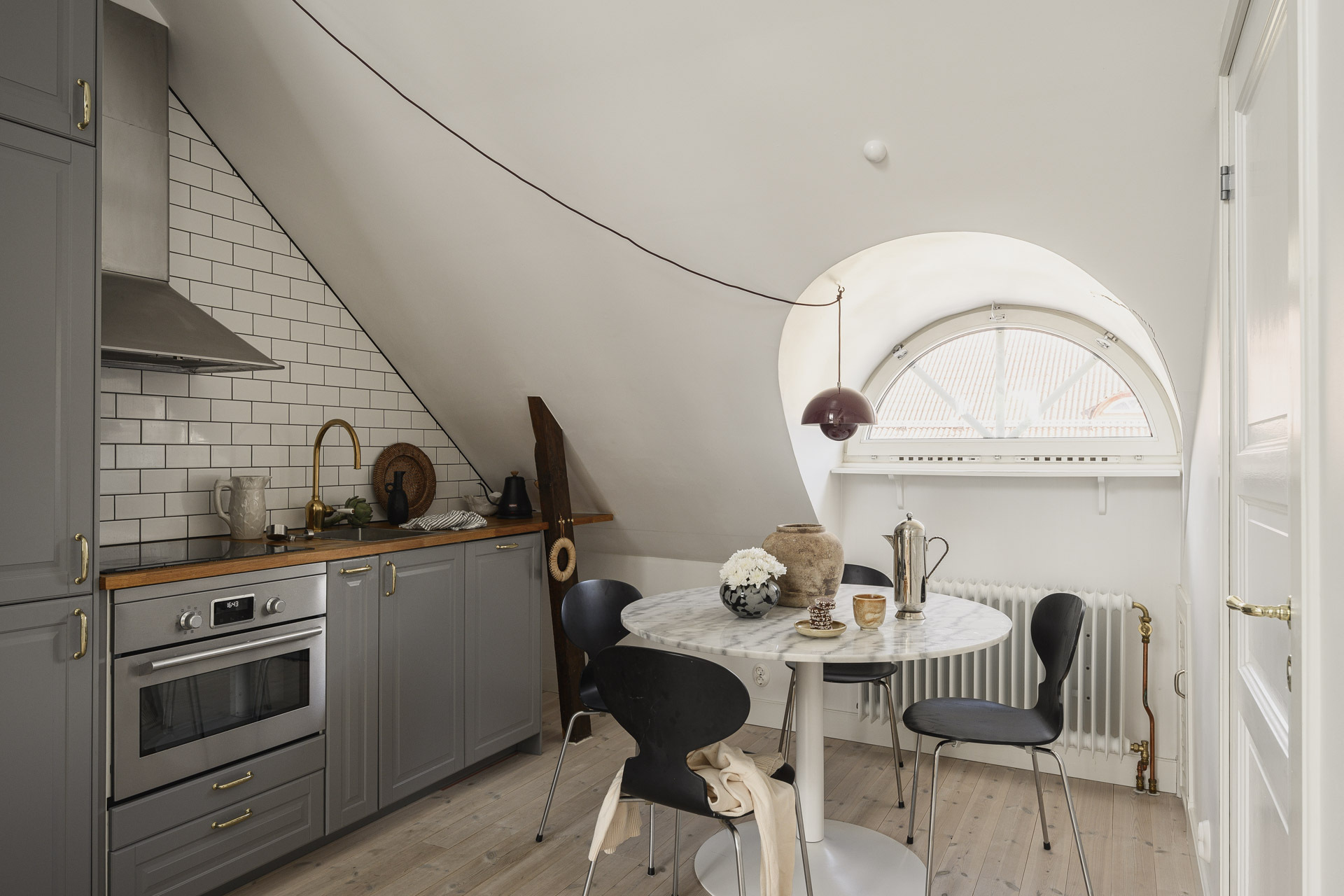 cuisine grise décoration scandinave studio mansardé 24m2 avec mezzanine