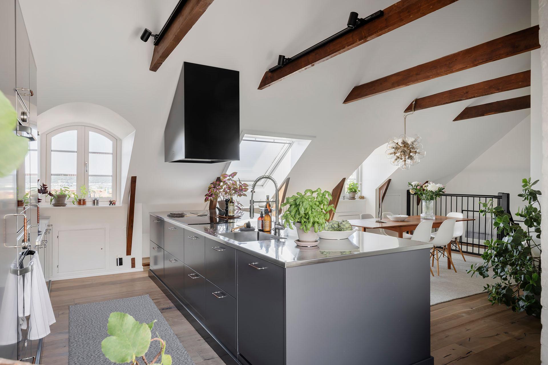 cuisine grise contemporaine et salle à manger avec poutres décoration scandinave duplex 118m2