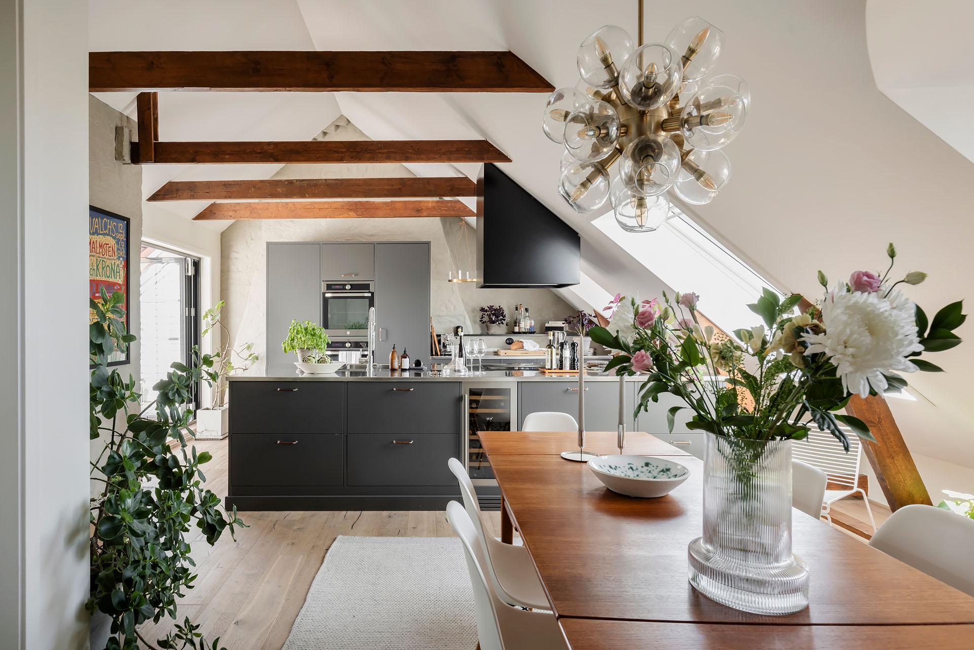 cuisine grise contemporaine et salle à manger avec poutres décoration scandinave duplex 118m2
