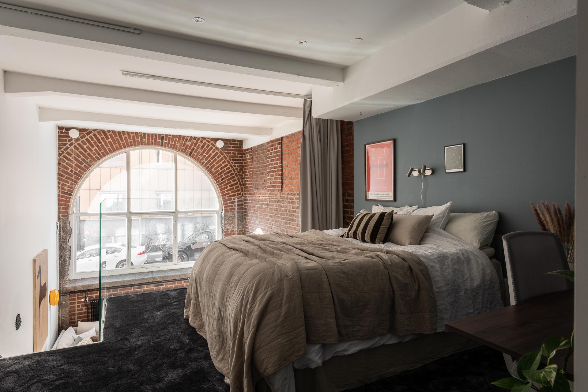 chambre murs bleus sur mezzanine appartement en duplex de 65m2 décoration scandinave