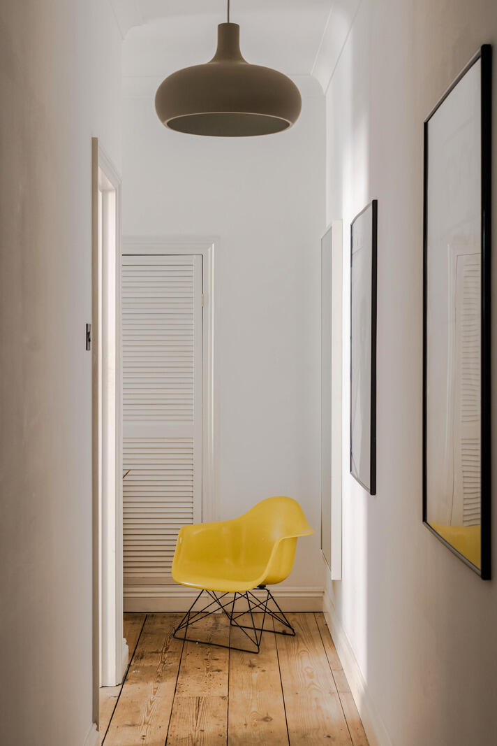 couloir avec chaise Eames jaune