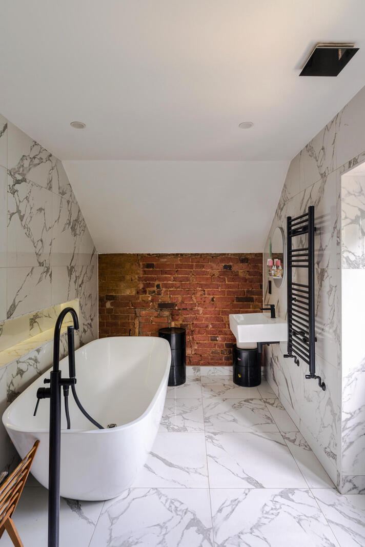 salle de bain marbre et briques anciennes appartement dans maison géorgienne rénovée Angleterre