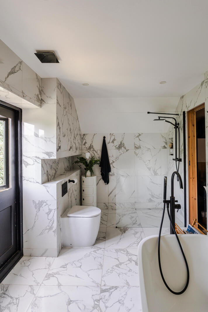 salle de bain design en marbre appartement dans maison géorgienne rénovée Angleterre