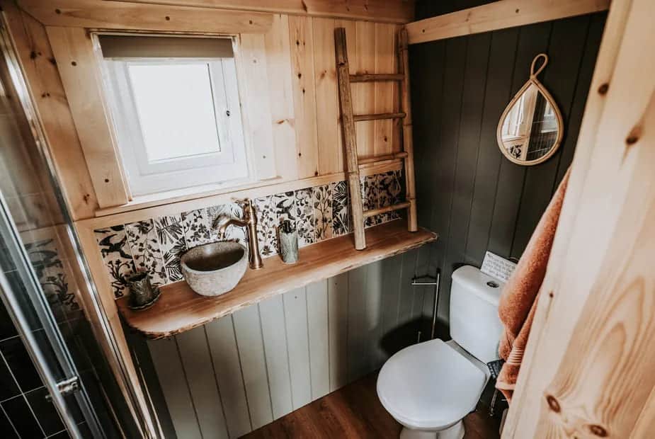salle de bain verte et bois