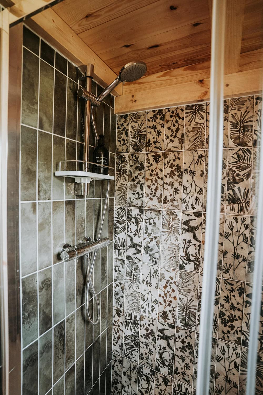 salle de bain verte et bois