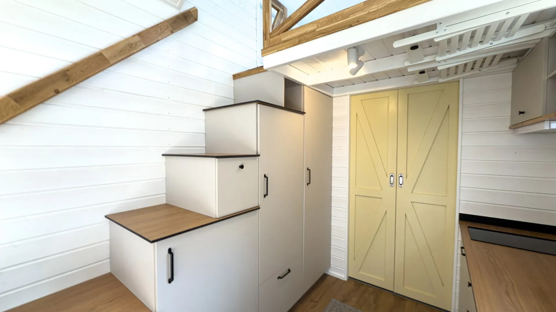 intérieur tiny house inclusive 25m2 pour 6 personnes Mobi Water Dreams par Mobi House