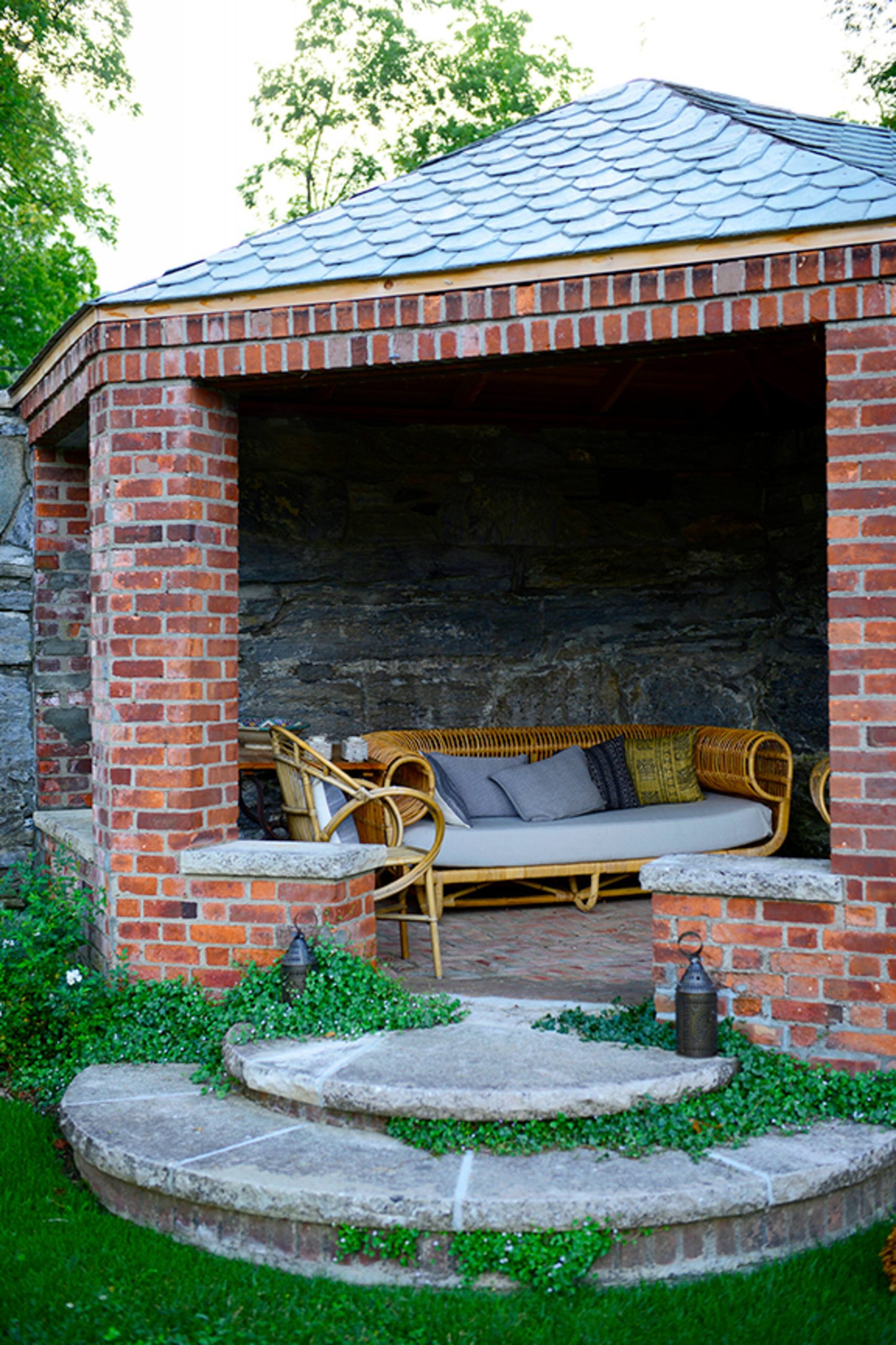 pavillon en briques dans jardin maison ancienne au style shaker à louer chez Airbnb