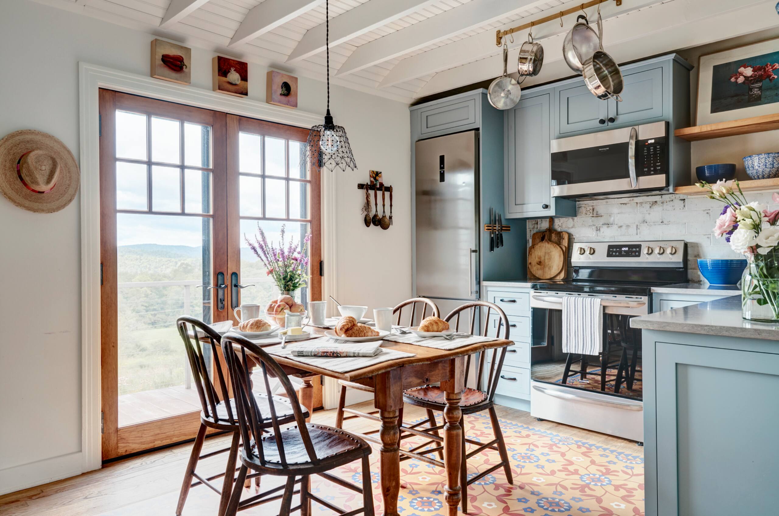 salle à manger et cuisine décoration campagne chic maison ancienne au style shaker à louer chez Airbnb