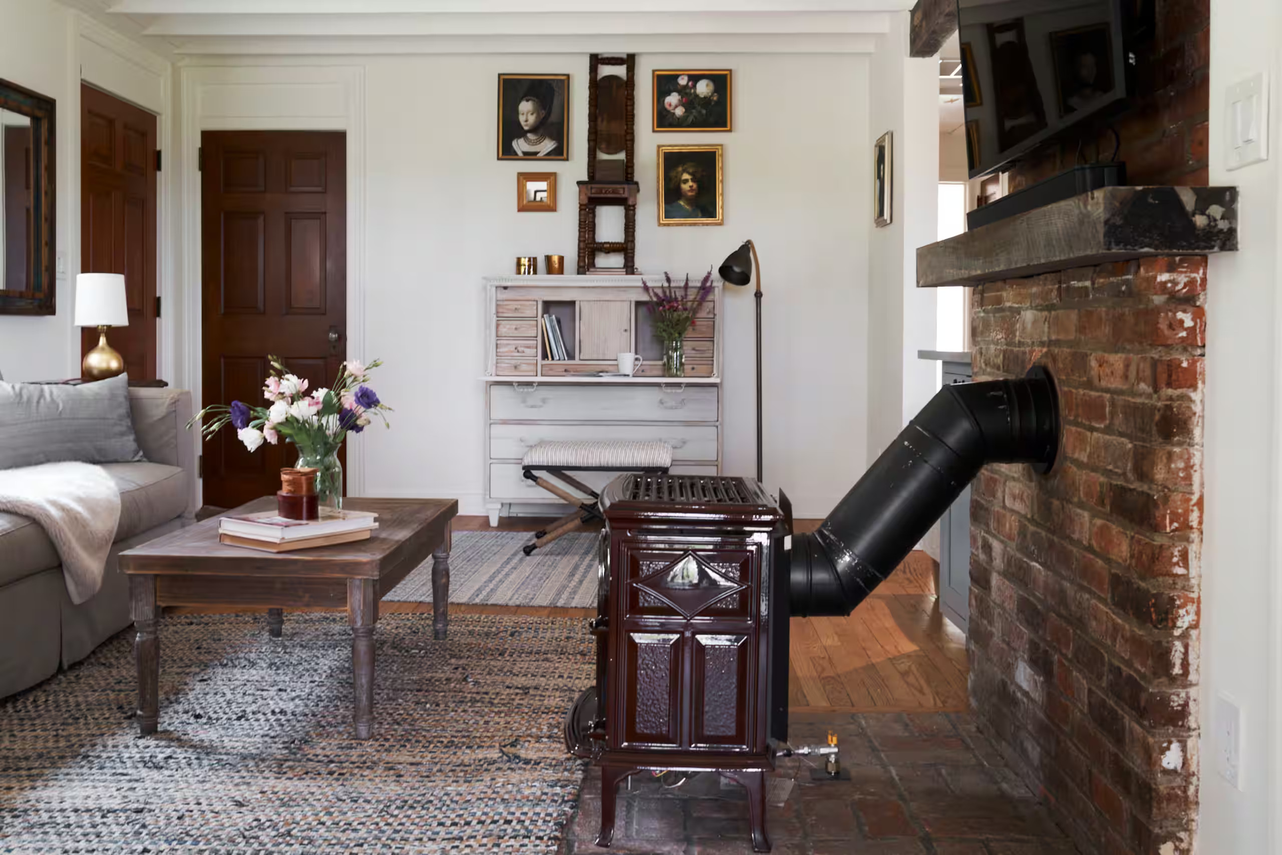 salon avec poêle décoration campagne chic maison ancienne au style shaker à louer chez Airbnb