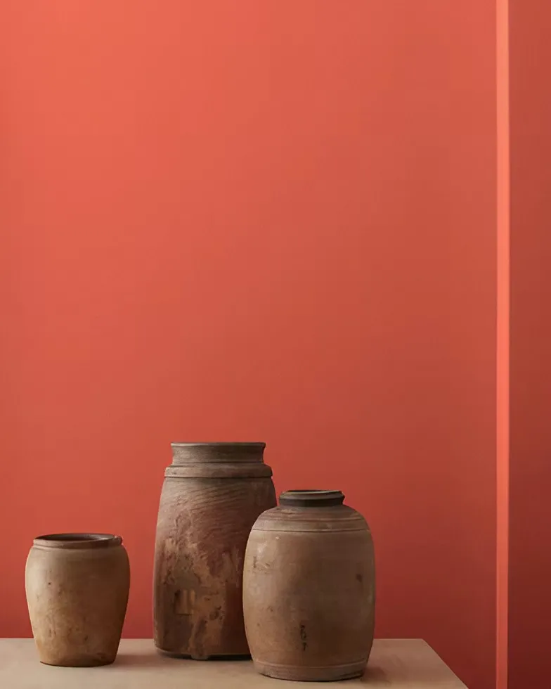 mur terracotta avec poteries artisanales
