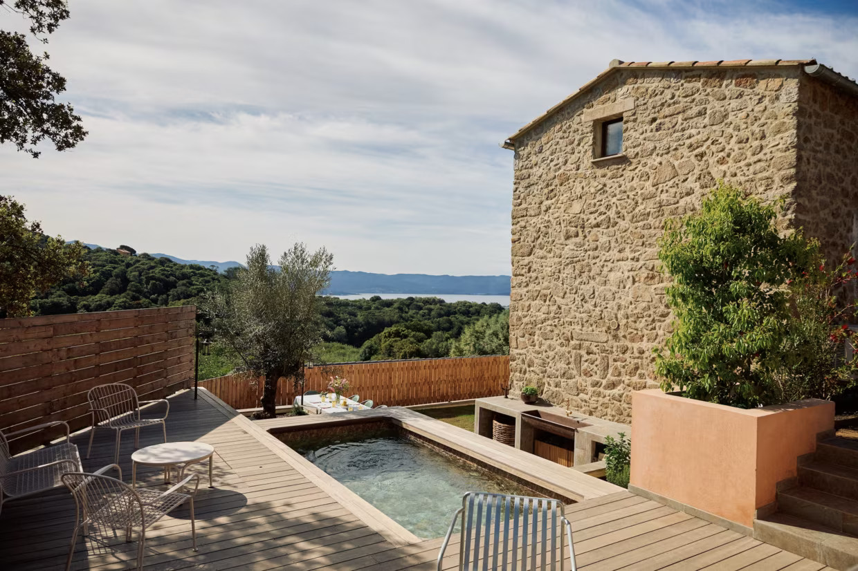 maison en pierres en Corse avec petite piscine