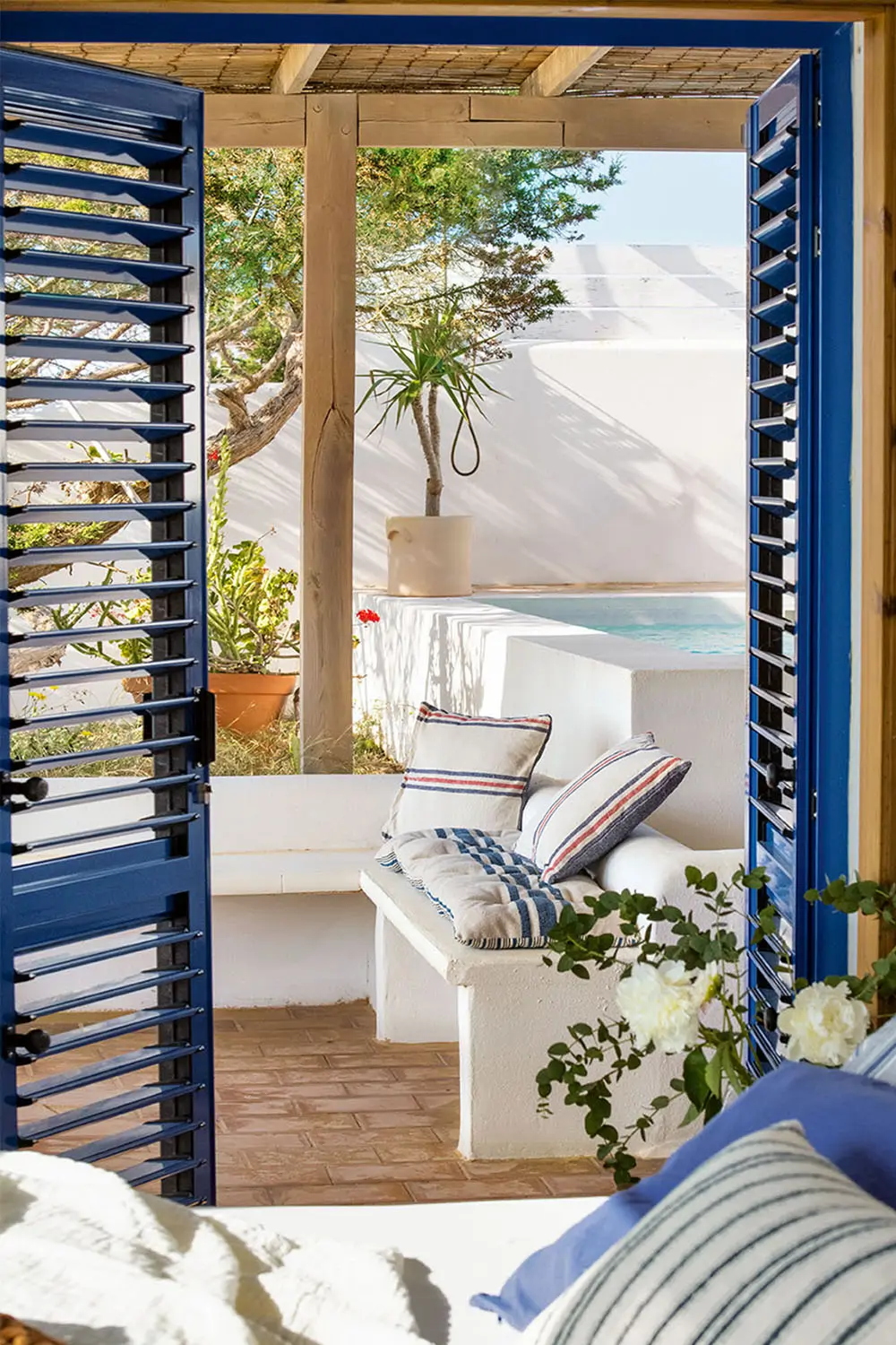 chambre décoration contemporaine blanche et bleue avec terrasse et petite piscine