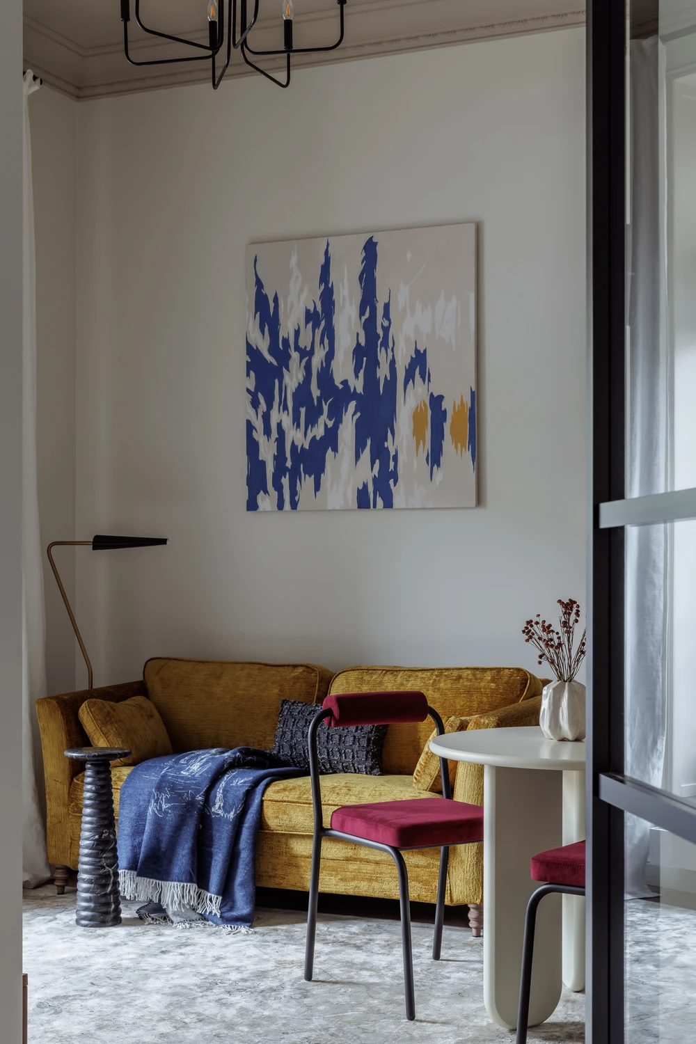salon avec canapé jaune petit appartement de 48m2