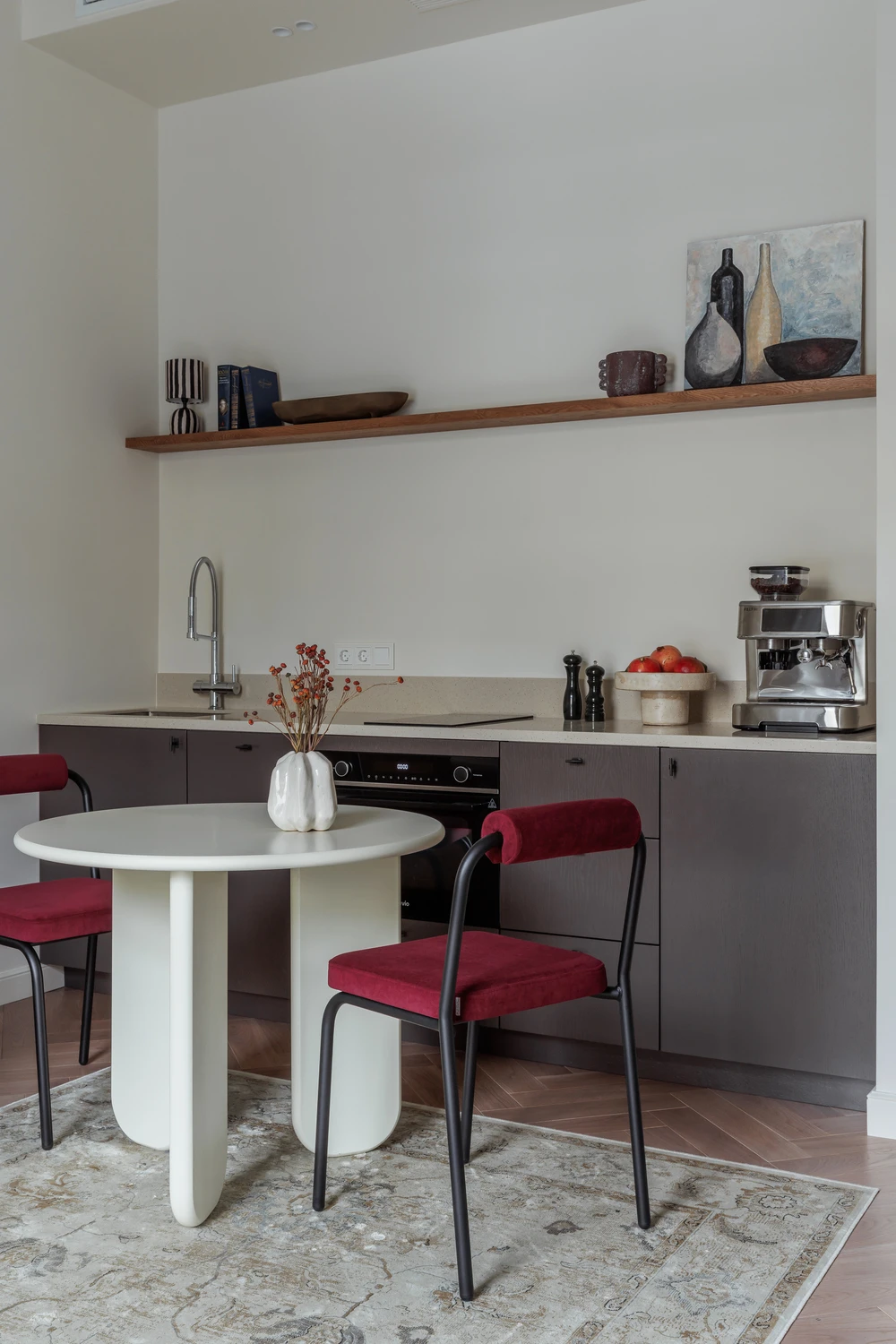 petite salle à manger et cuisine ouverte petit appartement de 48m2