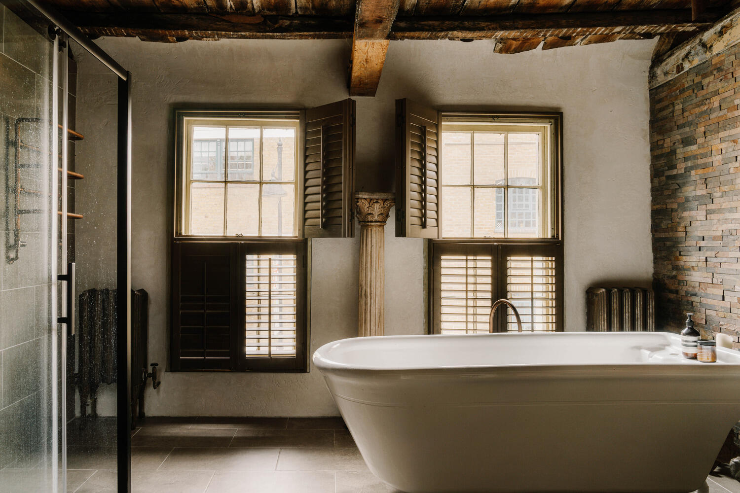 salle de bain rustique et moderne avec poutres et baignoire îlot salle de bain rustique et moderne avec poutres et baignoire îlot
