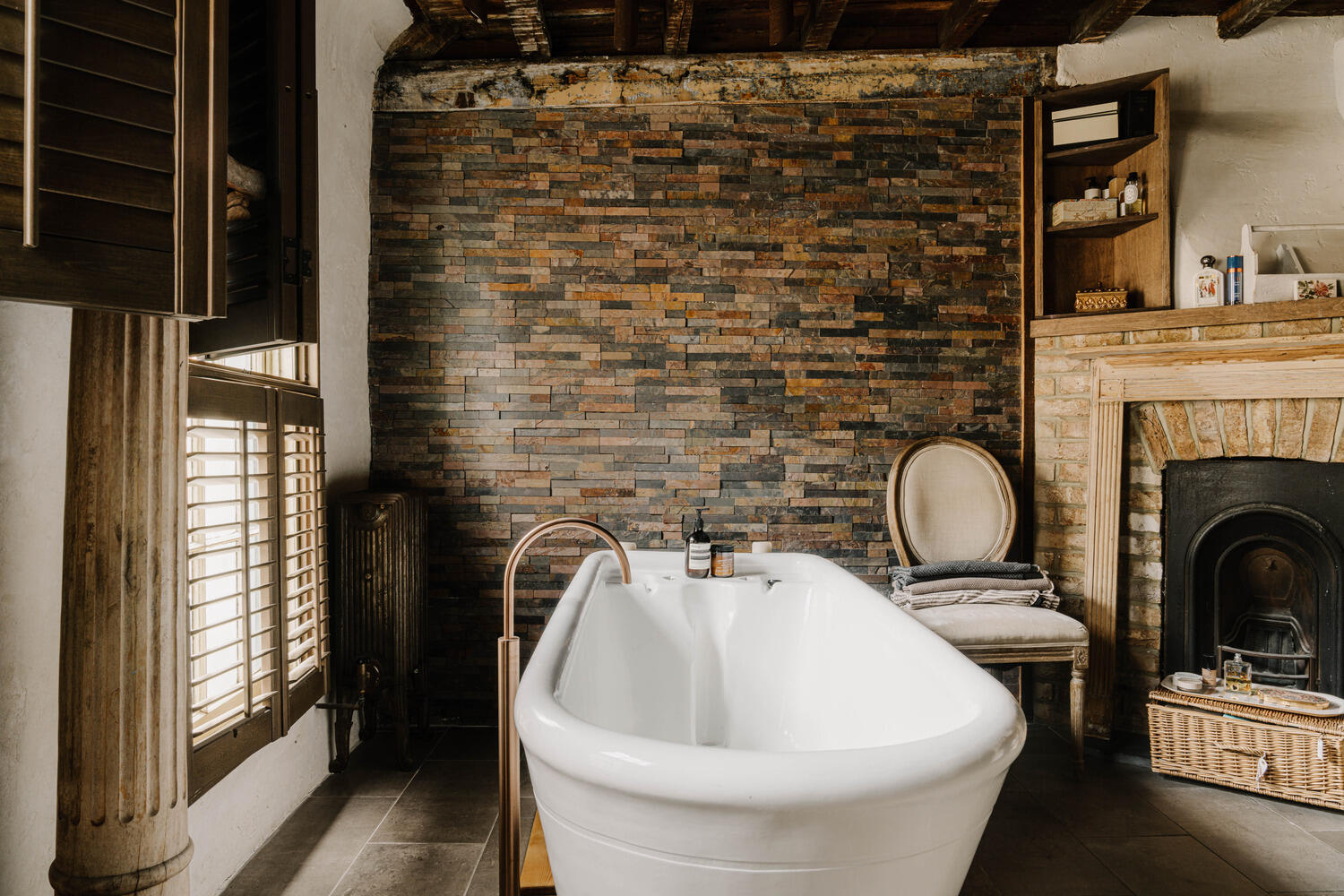 salle de bain rustique et moderne avec poutres cheminée briques anciennes et baignoire îlot salle de bain rustique et moderne avec poutres cheminée briques anciennes et baignoire îlot