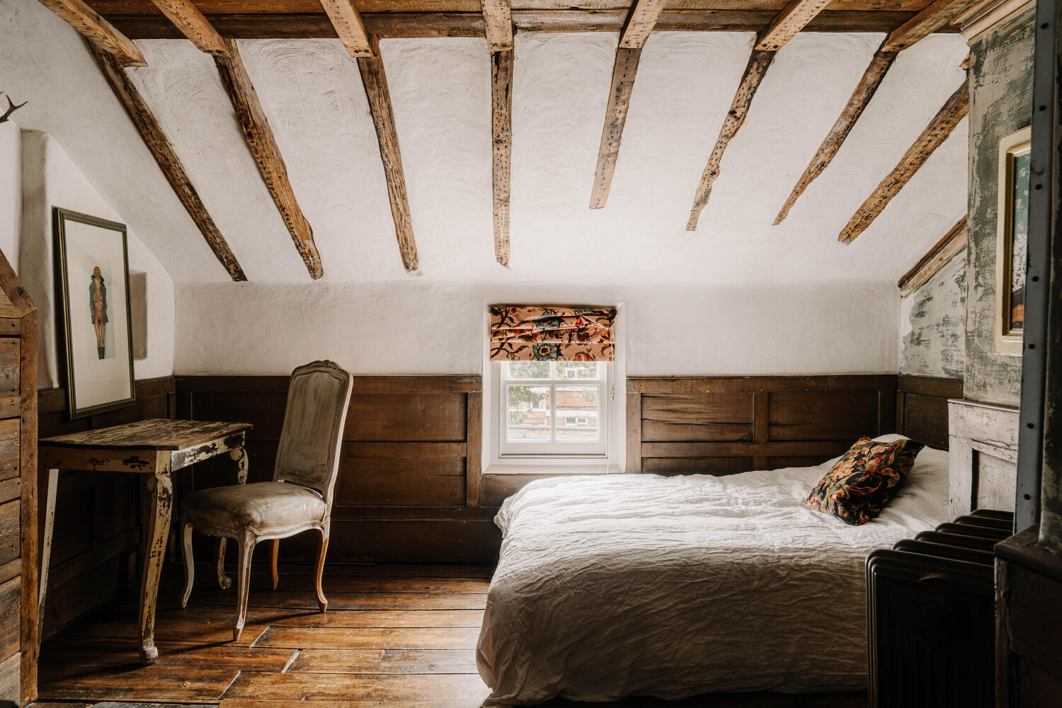 chambre mansardée avec poutres décoration vintage et rustique maison géorgienne Londres chambre mansardée avec poutres décoration vintage et rustique maison géorgienne Londres