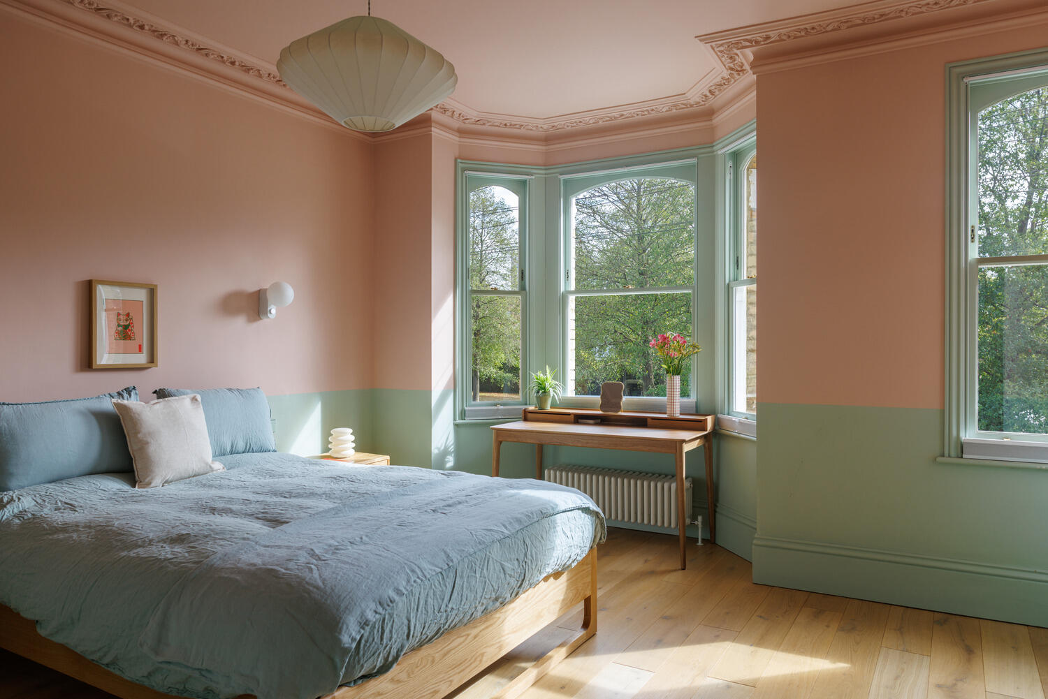 chambre rose et verte avec bow window dans appartement dans maison victorienne à Londres décoration colorée style color blocking chambre rose et verte avec bow window dans appartement dans maison victorienne à Londres décoration colorée style color blocking