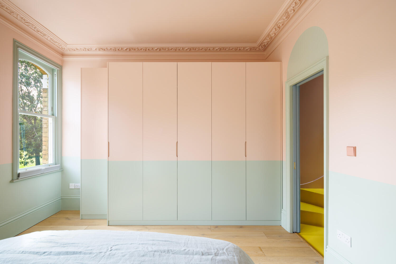 chambre rose et verte dans appartement dans maison victorienne à Londres décoration colorée style color blocking chambre rose et verte dans appartement dans maison victorienne à Londres décoration colorée style color blocking