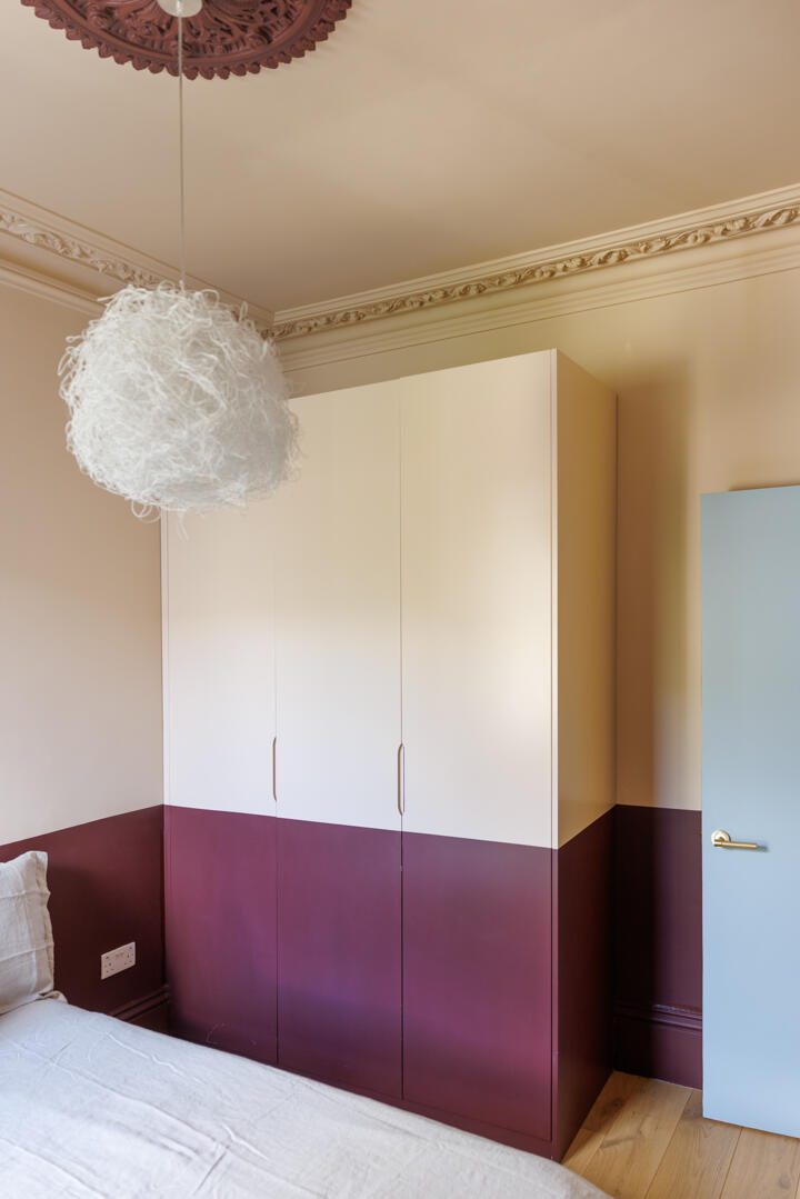 chambre beige et bordeaux avec moulures dans appartement dans maison victorienne à Londres décoration colorée style color blocking chambre beige et bordeaux avec moulures dans appartement dans maison victorienne à Londres décoration colorée style color blocking
