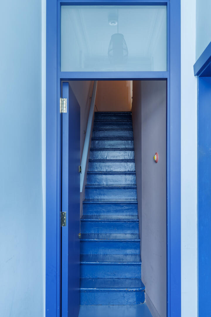 entrée bleue appartement dans maison victorienne à Londres décoration colorée style color blocking entrée bleue appartement dans maison victorienne à Londres décoration colorée style color blocking