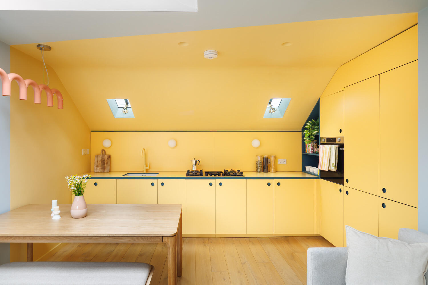 salon bleu ciel et cuisine jaune dans appartement dans maison victorienne à Londres décoration colorée style color blocking salon bleu ciel et cuisine jaune dans appartement dans maison victorienne à Londres décoration colorée style color blocking