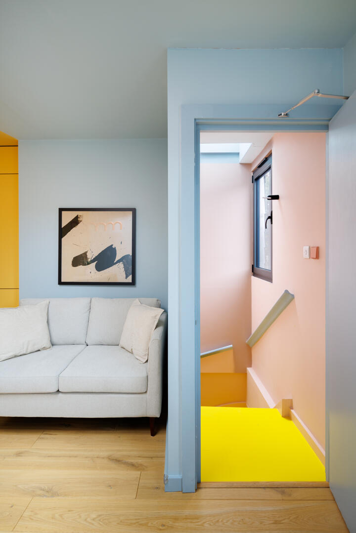 salon bleu ciel et escalier jaune dans appartement dans maison victorienne à Londres décoration colorée style color blocking salon bleu ciel et escalier jaune dans appartement dans maison victorienne à Londres décoration colorée style color blocking