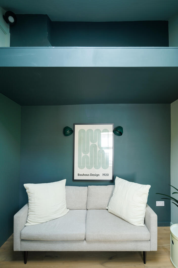 salon bleu canard dans appartement dans maison victorienne à Londres décoration colorée style color blocking salon bleu canard dans appartement dans maison victorienne à Londres décoration colorée style color blocking