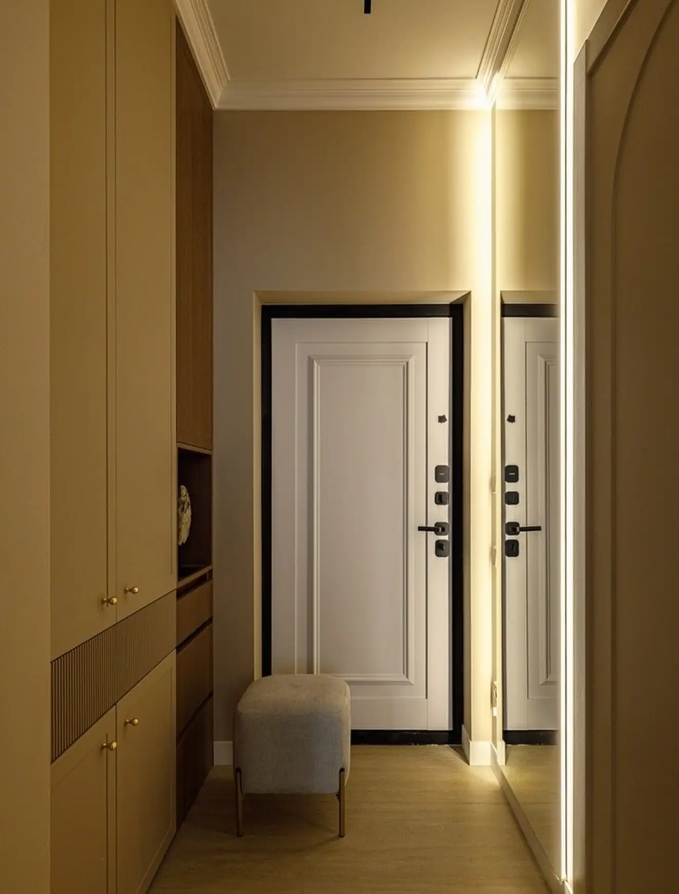 entrée beige avec pouf et miroir petit appartement de 40m2 entrée beige avec pouf et miroir petit appartement de 40m2