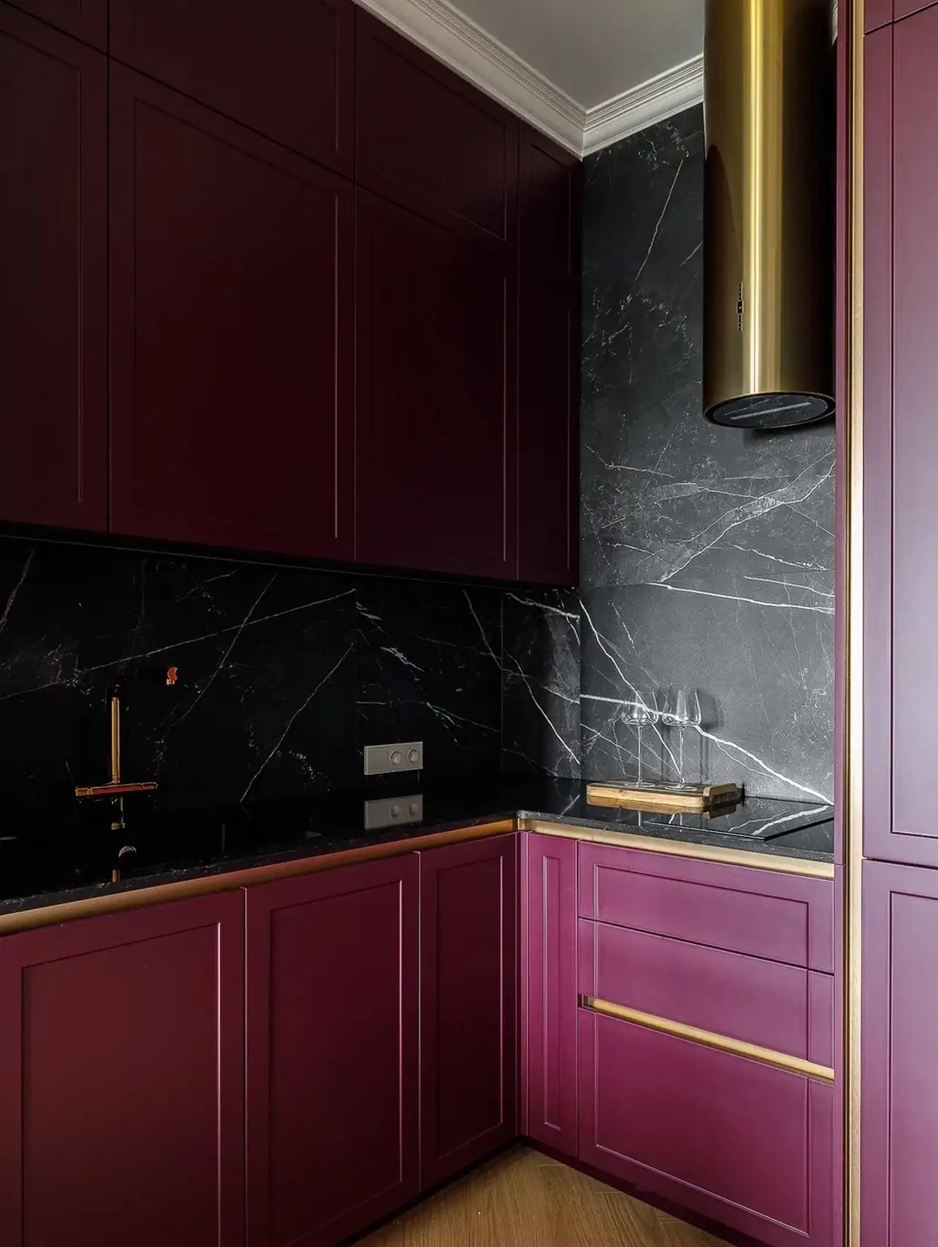 cuisine ouverte bordeaux et marbre noir avec hotte dorée petit appartement de 40m2 cuisine ouverte bordeaux et marbre noir avec hotte dorée petit appartement de 40m2