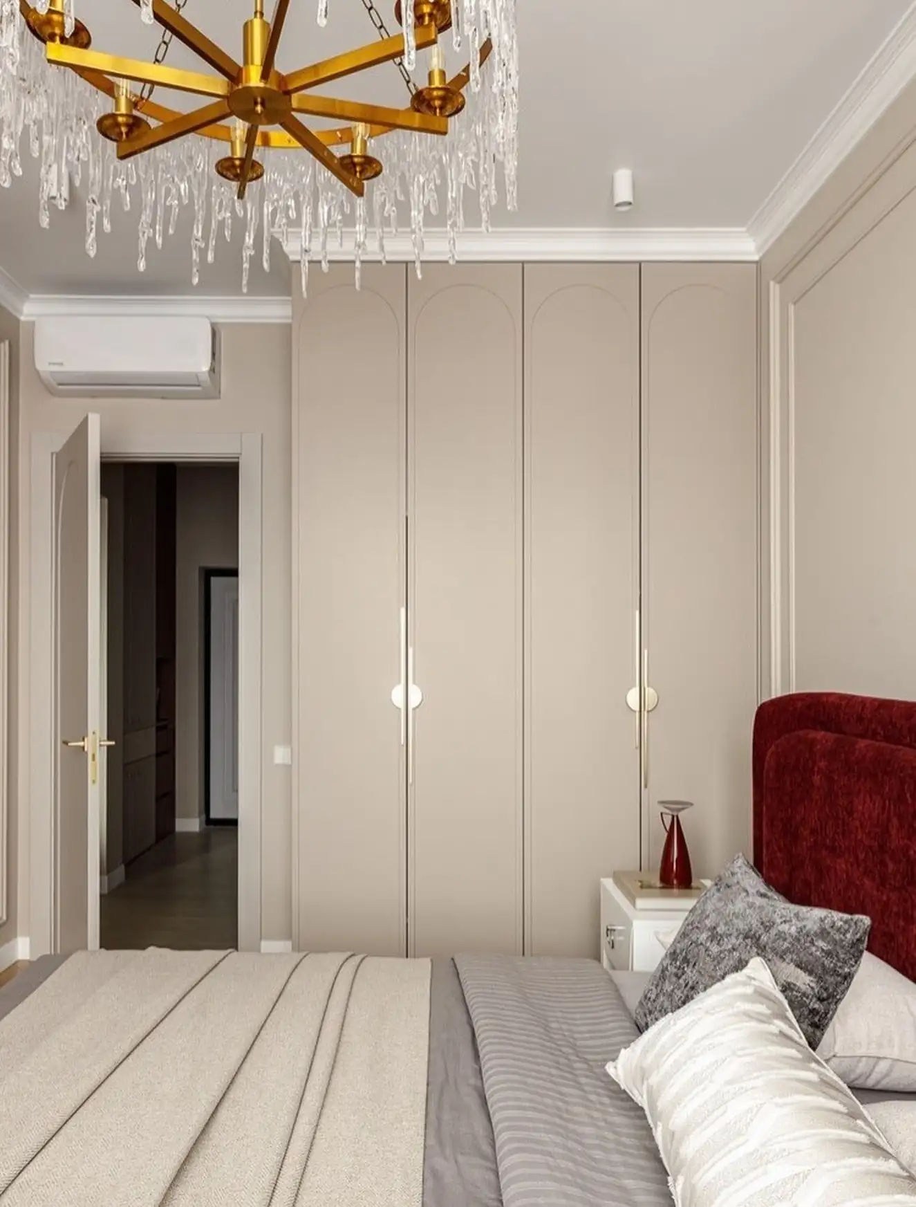 chambre tons bordeaux et beige avec placards chambre tons bordeaux et beige avec placards