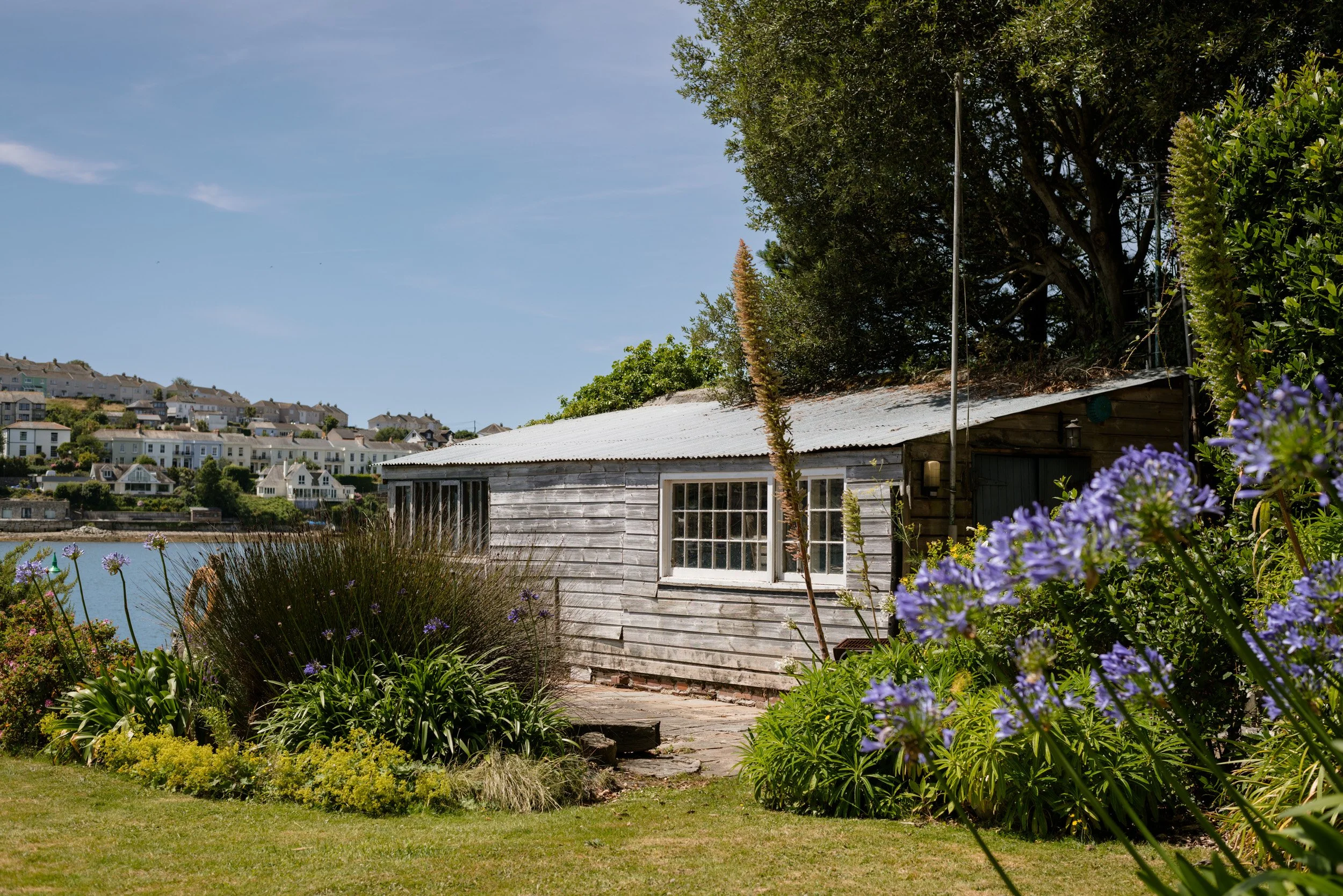 jardin avec hangar à bateaux chaumière dans les Cornouailles jardin avec hangar à bateaux chaumière dans les Cornouailles