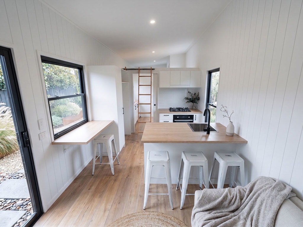 salon et cuisine tiny house sans mezzanine 30m2 Coolum par Aussie Tiny Houses