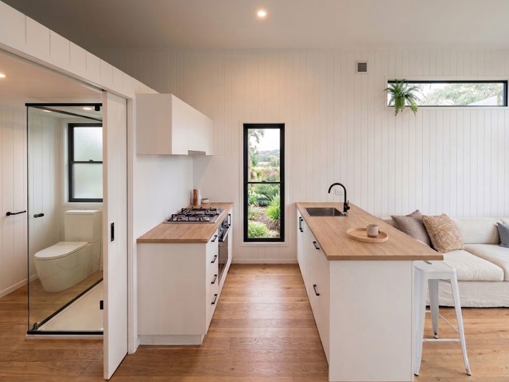 salon et cuisine tiny house sans mezzanine 30m2 Coolum par Aussie Tiny Houses