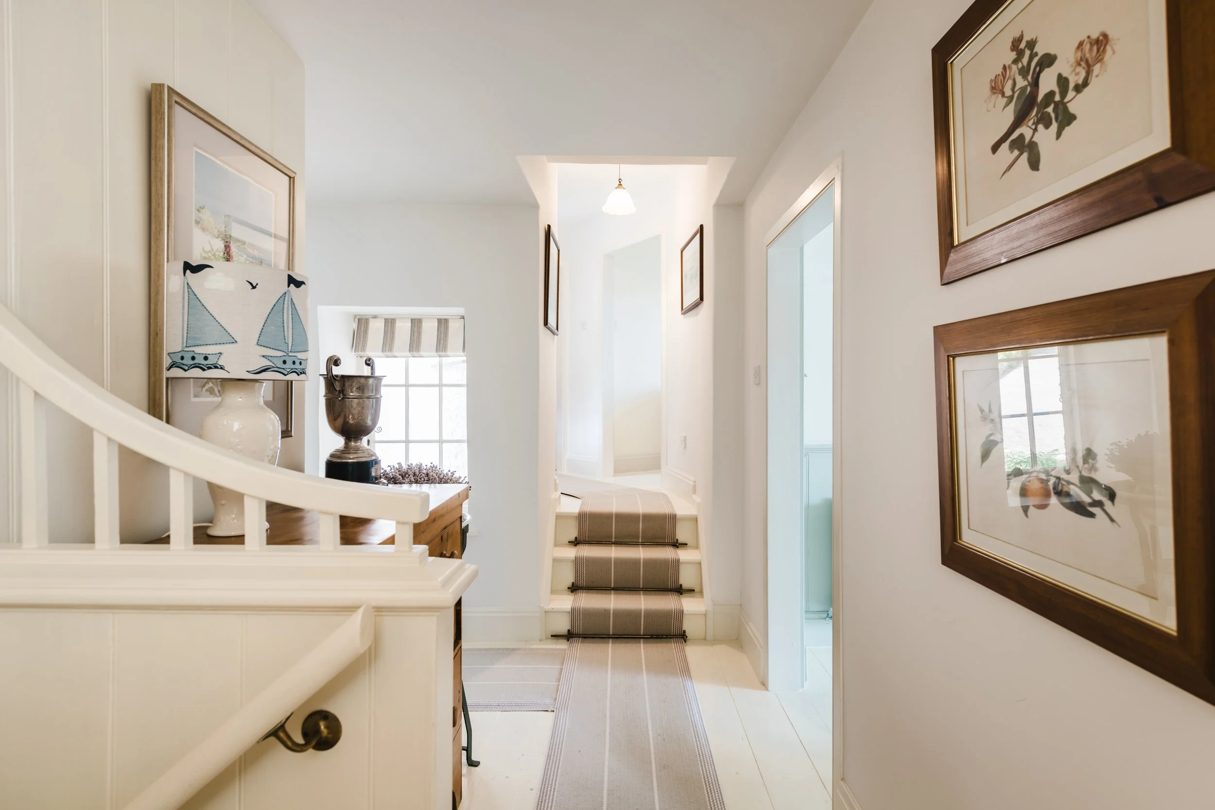 palier avec escalier décoration naturelle et bleu pâle palier avec escalier décoration naturelle et bleu pâle